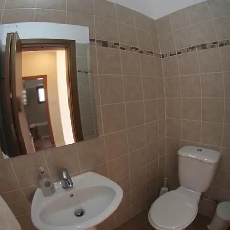 Eve Xιnisteri * Pissouri