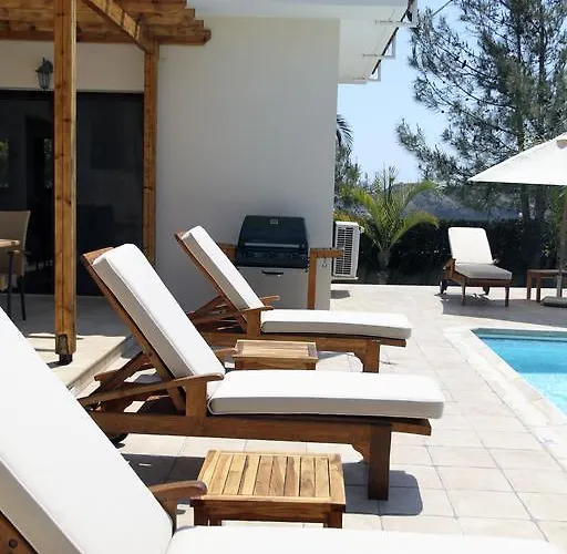 Eve Xιnisteri * Pissouri